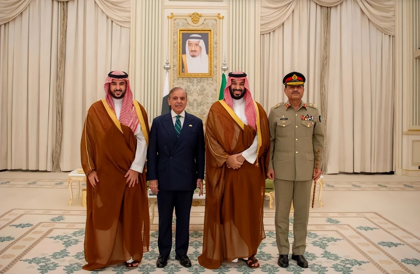 清晨足总杯传出新动向；新疆广汇回应争议；管理层表态——引发热议；心理建设被强调的简单介绍